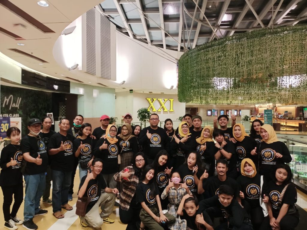 300 Relawan Loyalis Erick Thohir Jatim Nobar Film Horor KKN Desa Kenari