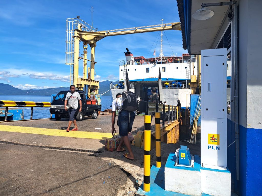 Pom Listrik Kapal Sandar PLN Bantu Doi Kromeng dan Nelayan Lain di NTT
