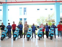 Akselerasi Penggunaan Energi Hijau, Program TJSL PLN Peduli Serahkan Bantuan Motor Listrik Kepada Komunitas Ojek Online Motor Listrik Rumbai