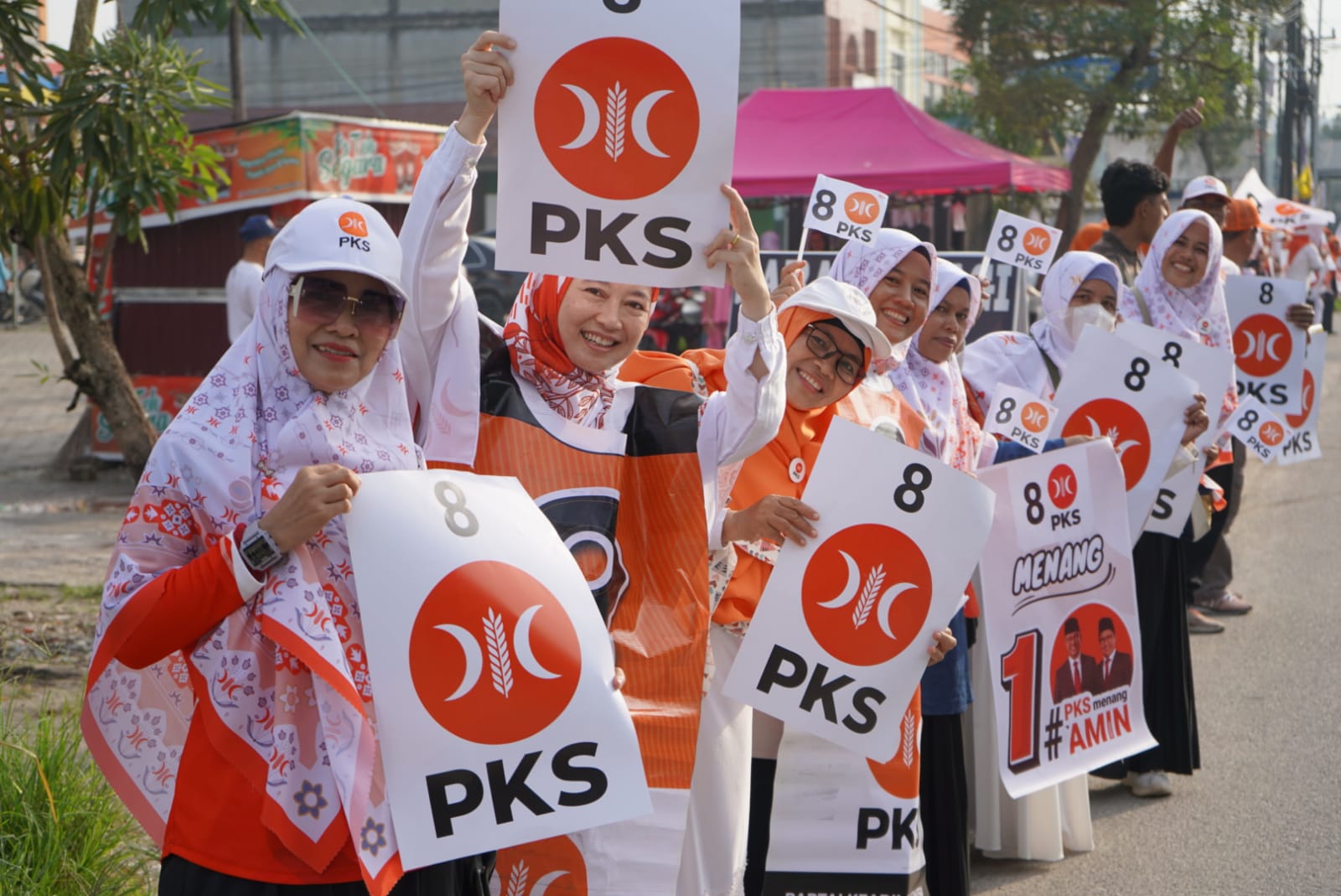 Para simpatisan,kader PKS antusias pada flashmob mengkampanyekan PKS nomer 8