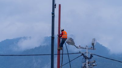 PLN Sambung Jaringan Listrik ke 3 Desa Kabupaten Jayapura, 279 KK Kini Terang Benderang Menyala 24 Jam