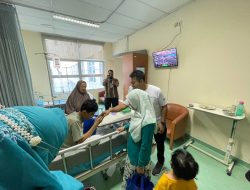 PLN UP2D Riau Gelar Bakti Sosial, Berbagi Kasih Kunjungi Anak-anak Pejuang Kanker Pasien RSUD Arifin Achmad