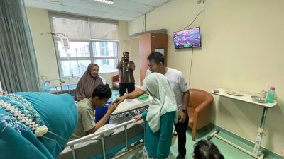 PLN UP2D Riau Gelar Bakti Sosial, Berbagi Kasih Kunjungi Anak-anak Pejuang Kanker Pasien RSUD Arifin Achmad