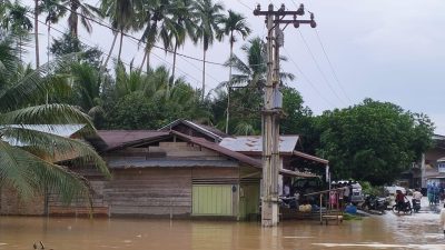 Siaga 24 jam, Petugas PLN Amankan Pasokan Listrik di Lokasi Terdampak Bencana Banjir di Kuansing dan Rohul