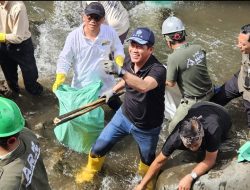 PLN dan KLH Gelar Aksi Bersih DAS Ciliwung, Angkut 176 Kg Sampah dan Tanam 2.500 Pohon